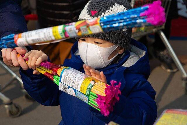 除夕烟花销售火爆 国庆、鼠年元素烟花热销