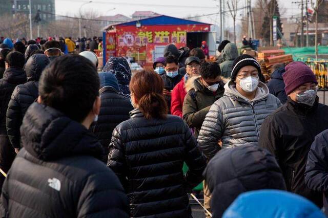 除夕烟花网点部分断货，北京市民称尽量不去人多的地方