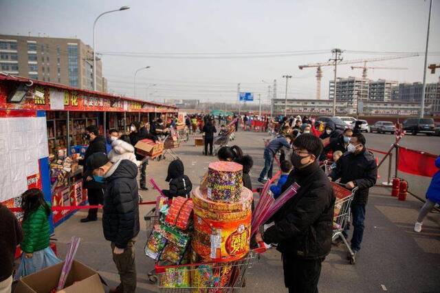 除夕烟花网点部分断货，北京市民称尽量不去人多的地方