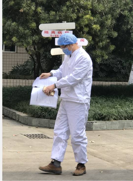 探访华西医院传染病房:皮肤头发不能暴露在空气中