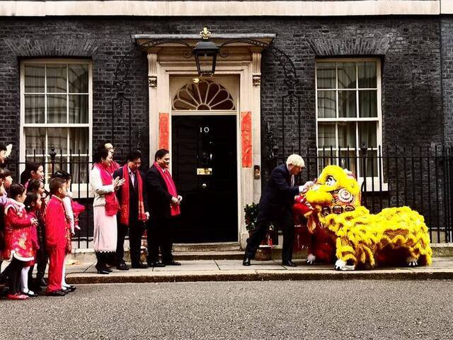 英首相府庆祝中国新年 首相为中国狮子点亮眼睛