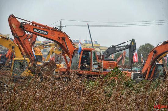 武汉版小汤山开建 现场上百台机械同时开挖