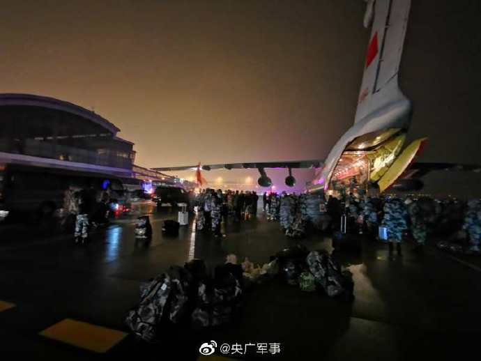 空军军医大学第一批医护人员已抵达武汉