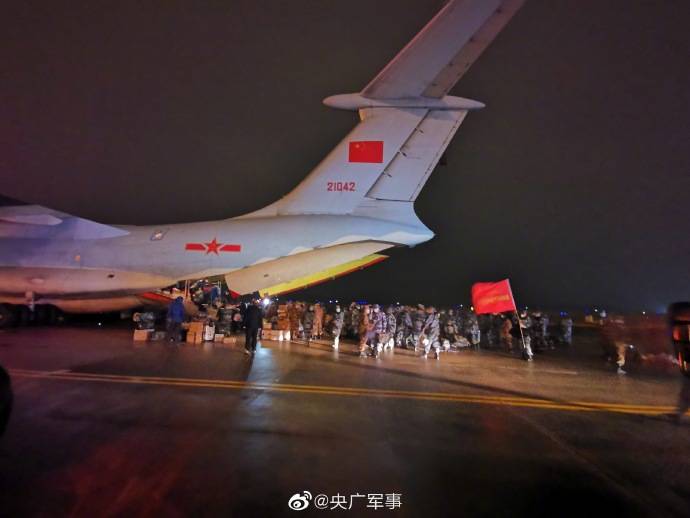 空军军医大学第一批医护人员已抵达武汉