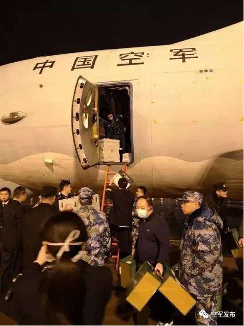 除夕午夜空军3架运输机飞抵武汉 医疗队紧急驰援