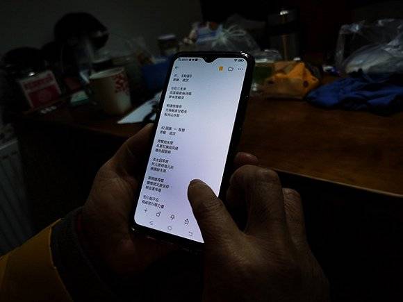 罗家敏素爱写诗，她说康复后想继续写。界面新闻记者刘海川摄