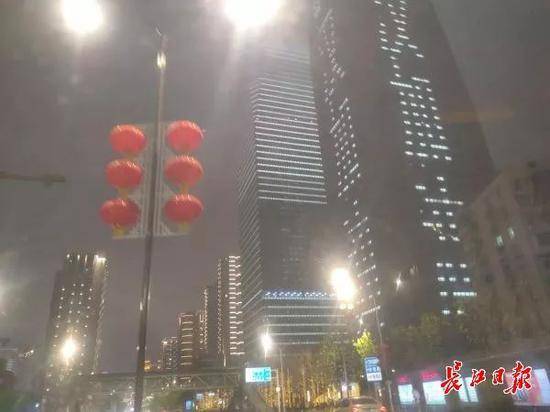 图为18时15分，青年路附近一栋高楼上不断闪过“2020武汉加油！”。