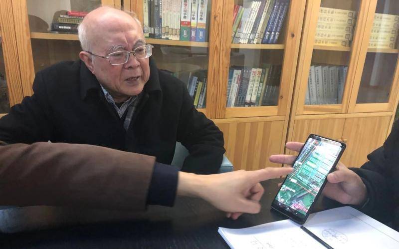 黄锡璆和同事们在讨论火神山医院布局图。新京报记者韩沁珂摄