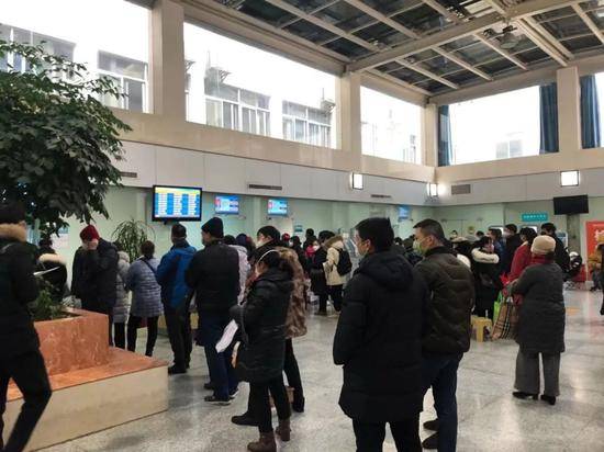 记者探访武汉市第五医院:大厅里人多但很安静(图)