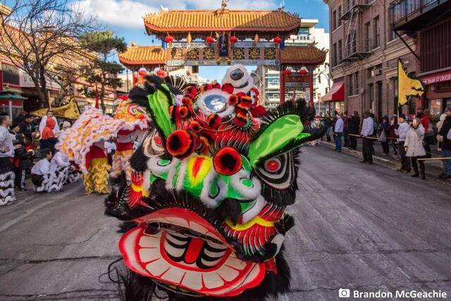 到此一游｜传统舞狮 在温哥华热闹过年