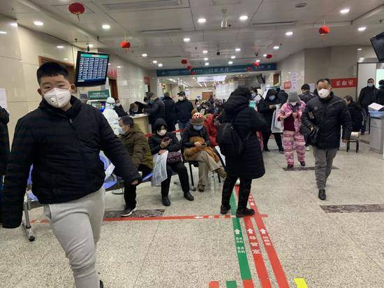 大年三十晚上，武汉市第四医院古田院区门诊，排队就诊的病患依旧很多。（李福荣/图）