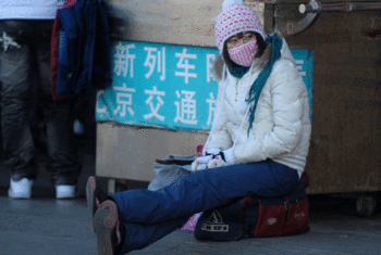 春运火车站等车的女孩牛宏超摄