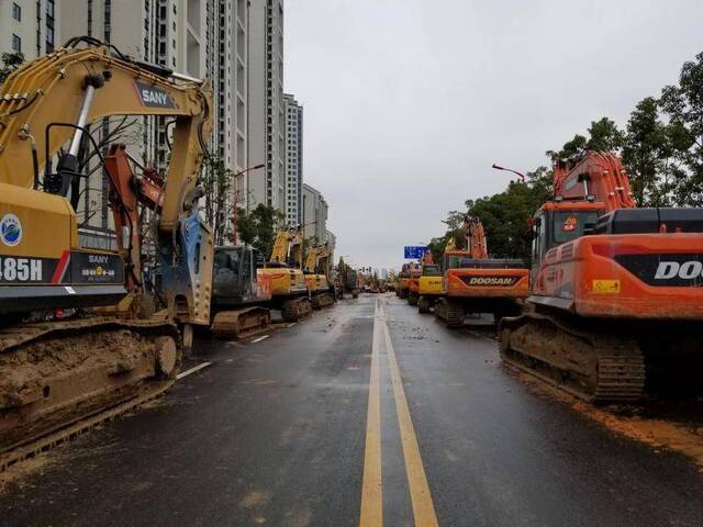 雷神山医院施工现场：四五十台挖掘机抵达，两天完成场平