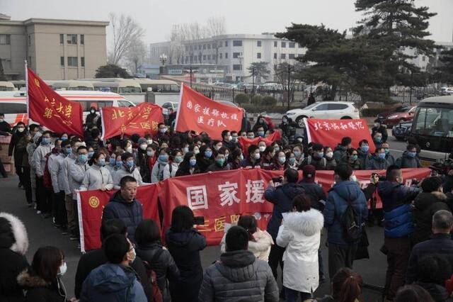 国家援鄂抗疫医疗队今日出征 医生夫妻现场吻别