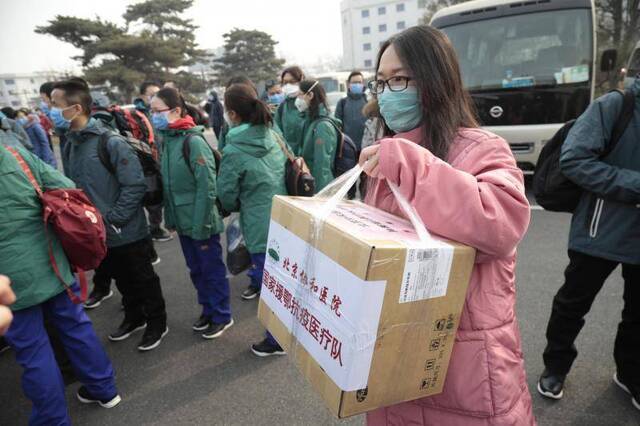 国家援鄂抗疫医疗队今日出征 医生夫妻现场吻别