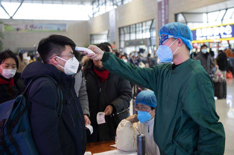 南阳姜营机场，湖北籍旅客进行体温检测。