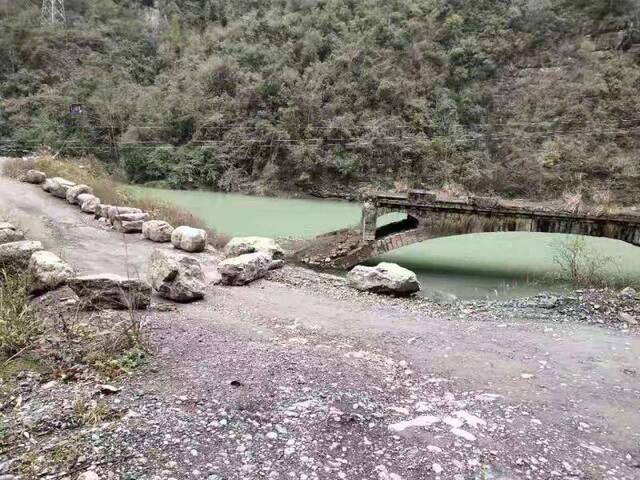 多地实行交通管制取消娱乐活动，湖北部分村子堆土石封路