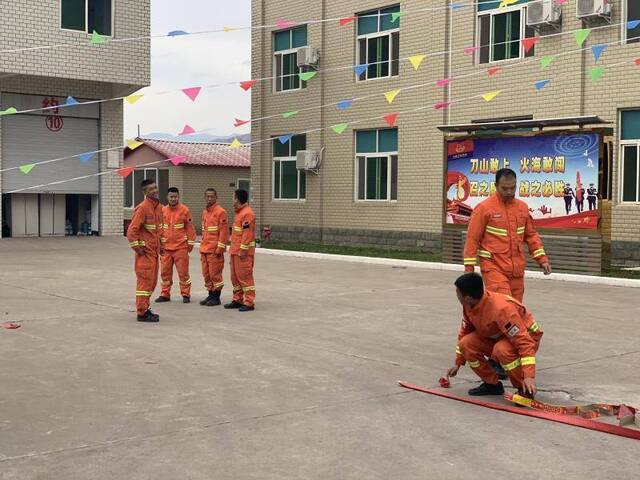 故乡里的中国 木里大火后，西昌大队的“新生”