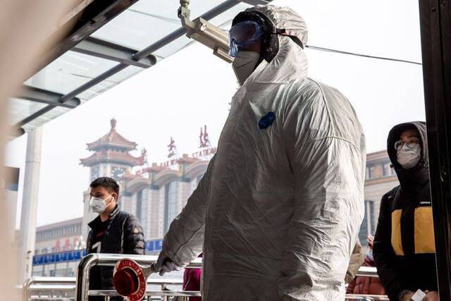 北京地铁将全路网推行测温 公交车每天消毒至少两次