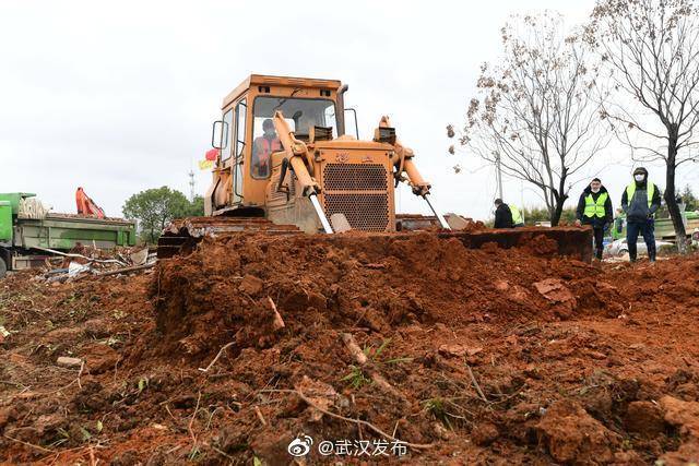 火神山医院开始浇灌首块地坪！临时房已吊放旁边