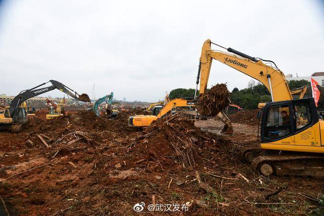 火神山医院开始浇灌首块地坪！临时房已吊放旁边