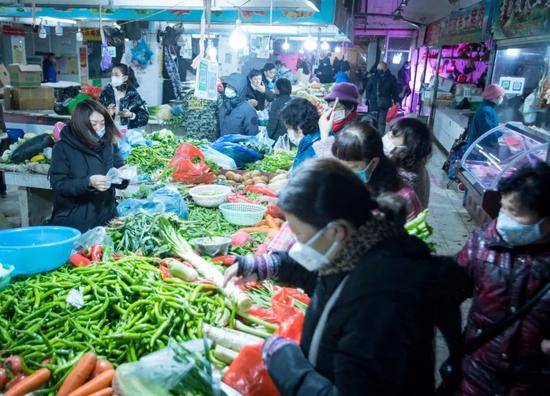 1月23日，在武汉宏祥路生鲜市场，市民佩戴口罩有序在市场、超市等地购买生活物资