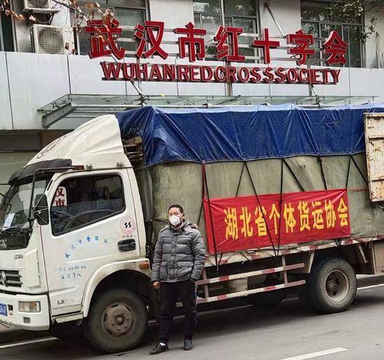 1月27日，肖昌文把车停靠在武汉市红十字会门前。受访者供图