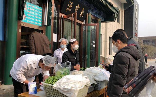 多家老字号餐厅设置“便民菜摊”保障居民买菜