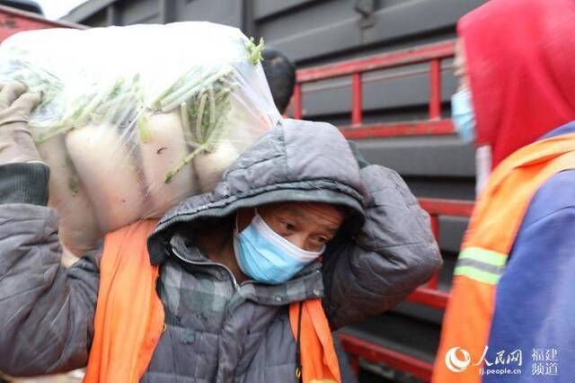 援鄂！南铁莲塘站货场80吨萝卜开始装车启运