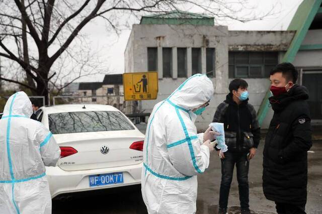 防范疫情，上海道口紧不紧？记者实测高速“逢车必检”