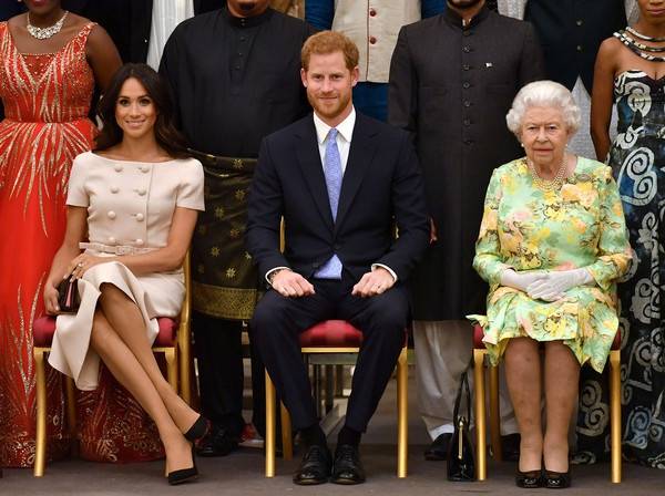 英国女王与萨塞克斯公爵哈里王子、萨塞克斯公爵夫人梅根合照。