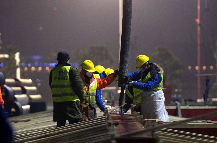 组图直击 彻夜战斗中的武汉雷神山医院工地