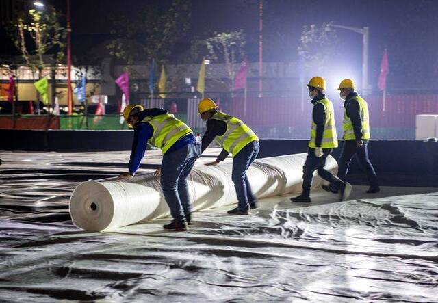 组图直击 彻夜战斗中的武汉雷神山医院工地