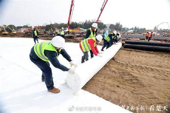 武汉火神山医院建设飞速 已开始架设病房(图)