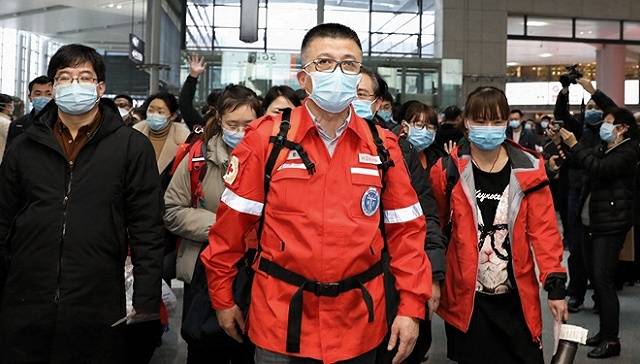 上海第二批医疗队领队、上海交通大学附属瑞金医院副院长陈尔真在机场准备出发。