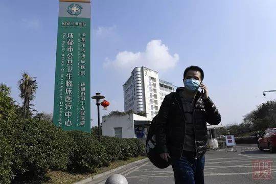 四川第一例治愈的新冠肺炎患者今日出院，高喊“武汉加油”！