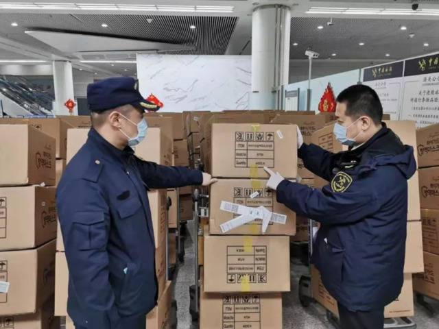 刻不容缓 多批医用口罩手套防护服等医疗物资验放入境