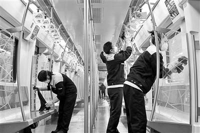 地铁工作人员进行车厢消毒