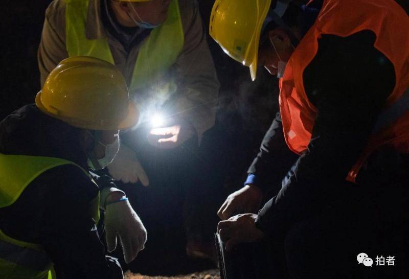 多图直击  武汉雷神山医院建设的昼与夜