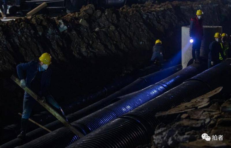 多图直击  武汉雷神山医院建设的昼与夜