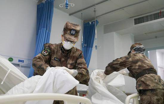 ↑1月26日，陆军军医大学医疗队在武汉市金银潭医院接管病区清理病房。新华社记者程敏摄