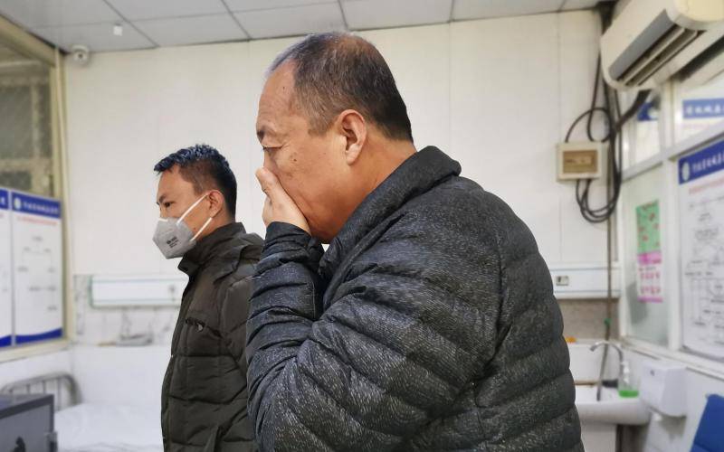  1月25日，大年初一下午，县医院急诊室有不少因咳嗽、感冒前来就诊的病人，部分病人不戴口罩，听见咳嗽声捂住嘴巴。新京报记者韩茹雪摄
