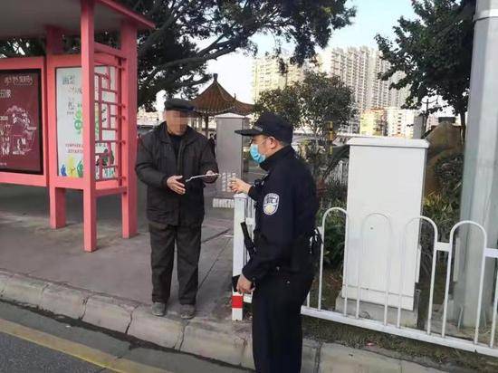 老人未戴口罩乘车被拒 民警把唯一备用口罩给了他