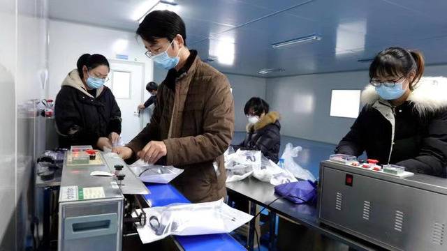 浙江余姚志愿者当临时工 争分夺秒装配医用隔离眼罩