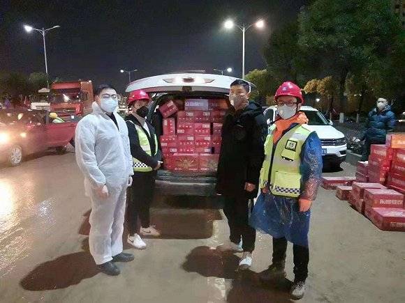 车队志愿者运输一批捐赠饮料（图片来源于武汉现代物流研究院与武汉物流协会）