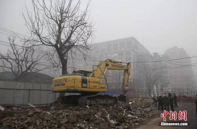 12月1日，北京市祈年大街一带有一个工地在施工。中新社记者张浩摄