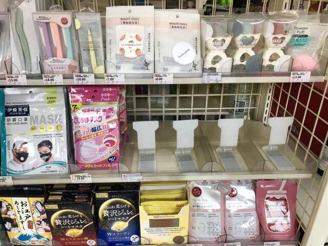 北京磁器口附近的一家便利店内防护口罩销售一空。新京报见习记者吴淋姝摄