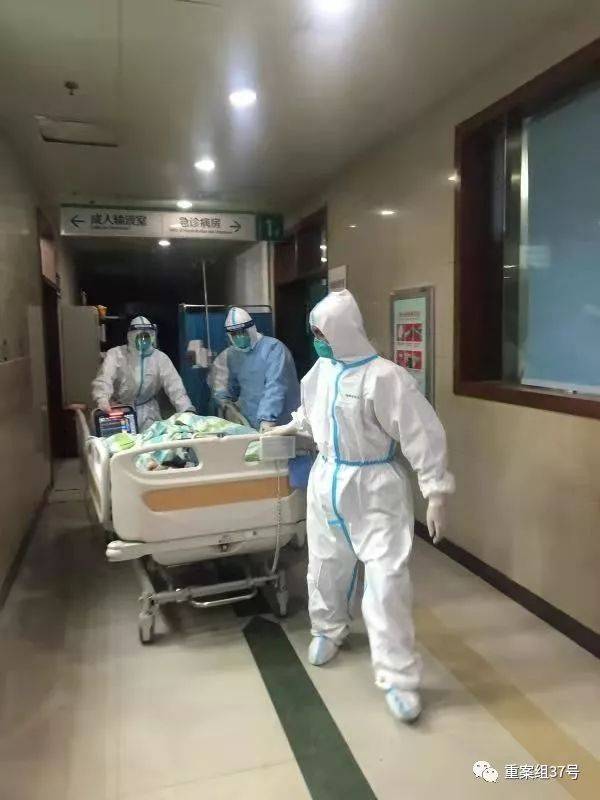 ▲武汉大学中南医院护士郭琴因工作不慎感染新型肺炎，治愈后主动重返工作岗位。通讯员高翔摄