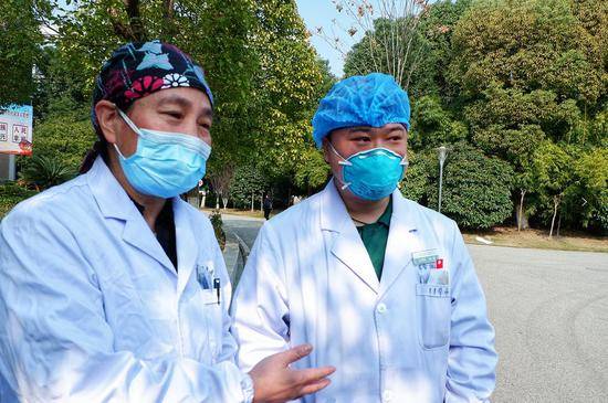 金银潭医院医生张丽（左）和余洋向记者介绍患者康复情况。本刊记者/黄孝光摄