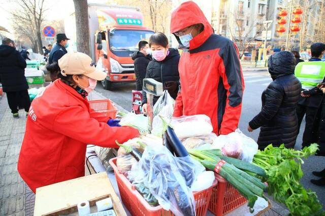 大兴开设多个蔬菜直通车售卖点，方便居民就近采购